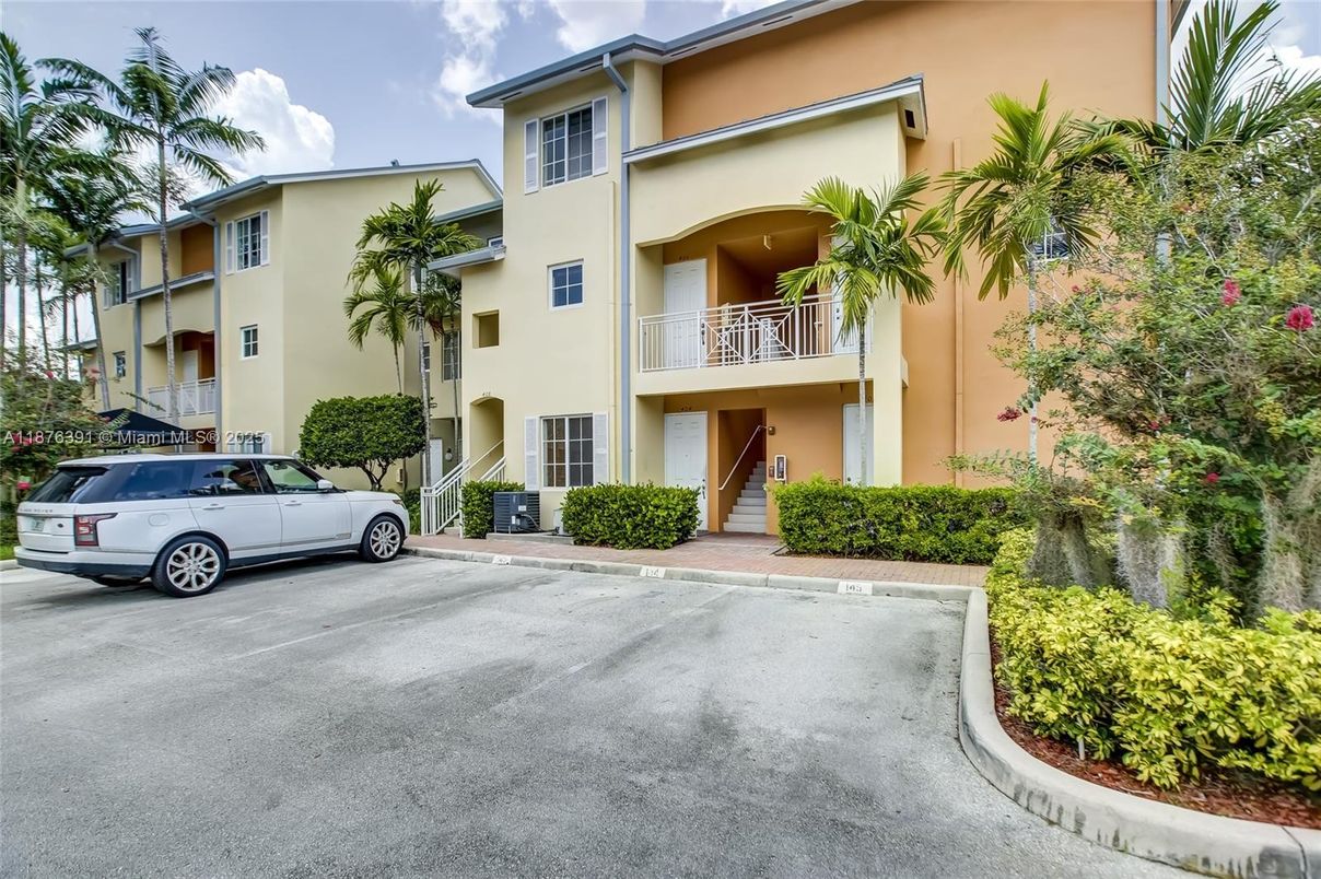 Exterior, Facade, Rowhouse