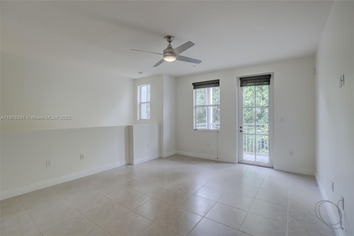 Empty room, Interior