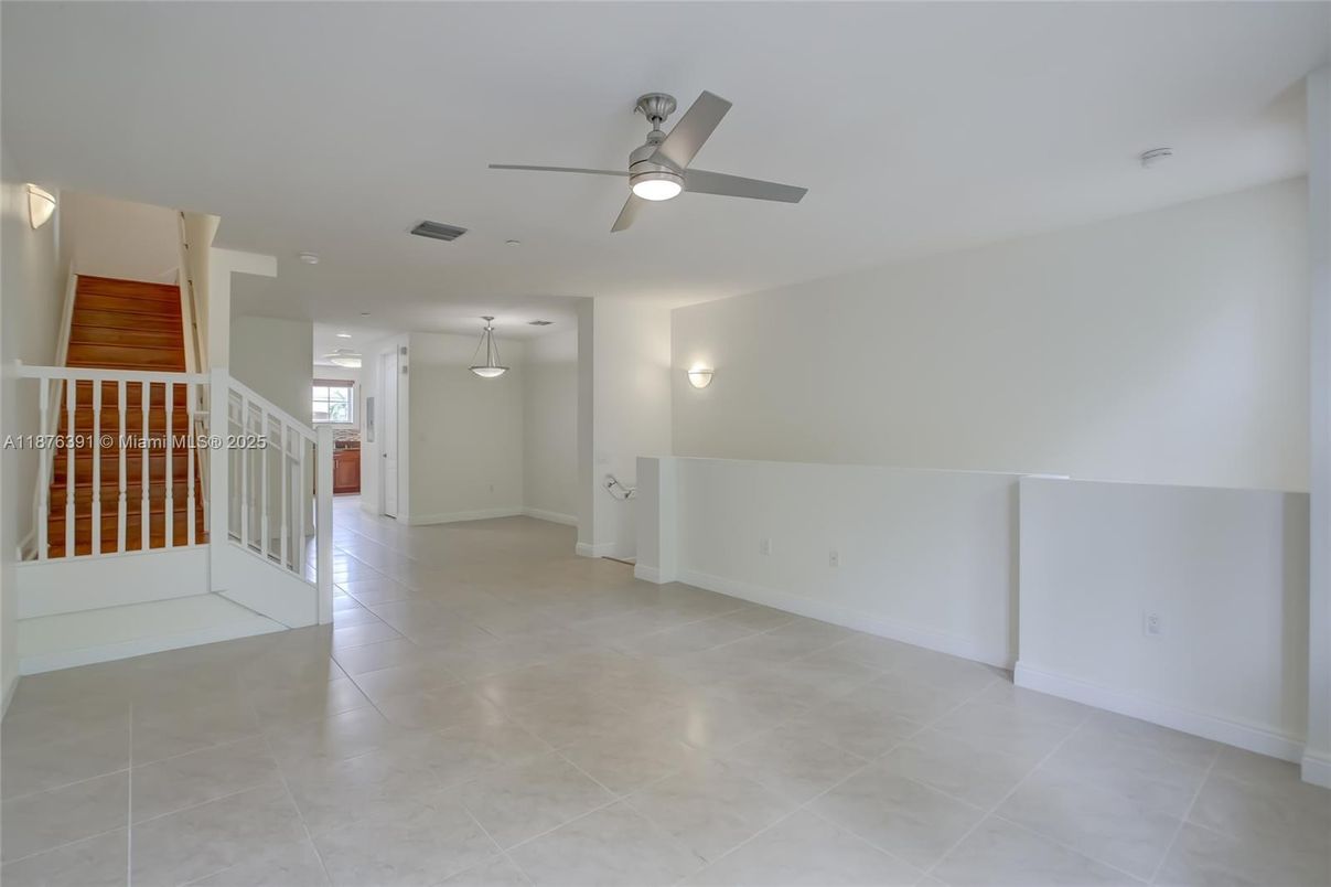 Empty room, Interior, Pendant Lights