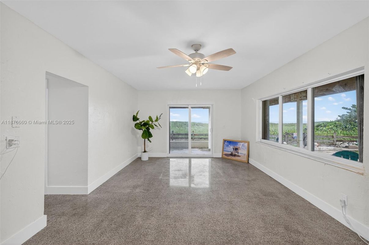 Empty room, Interior