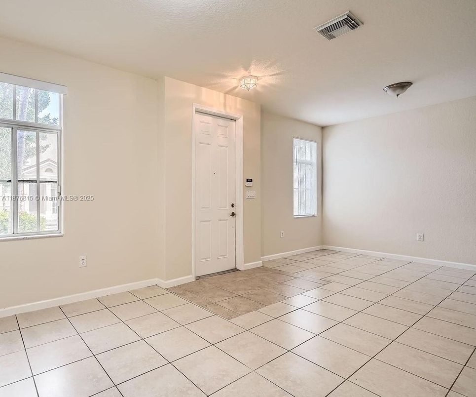 Empty room, Interior
