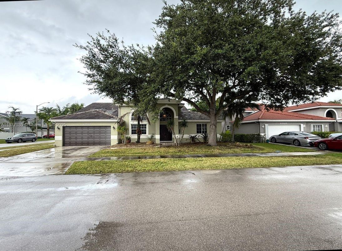 Attached, Exterior, Facade, Ranch