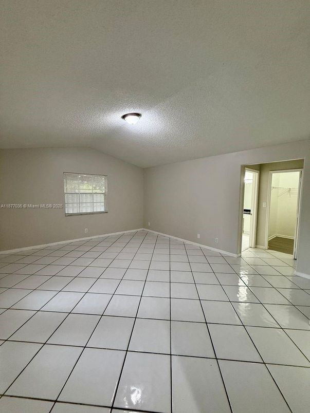 Empty room, Interior