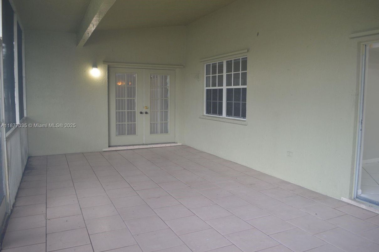 Empty room, Interior