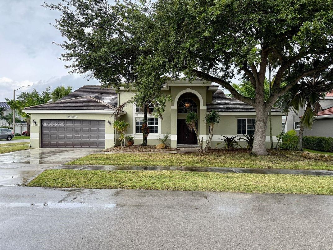 Attached, Exterior, Facade, Ranch