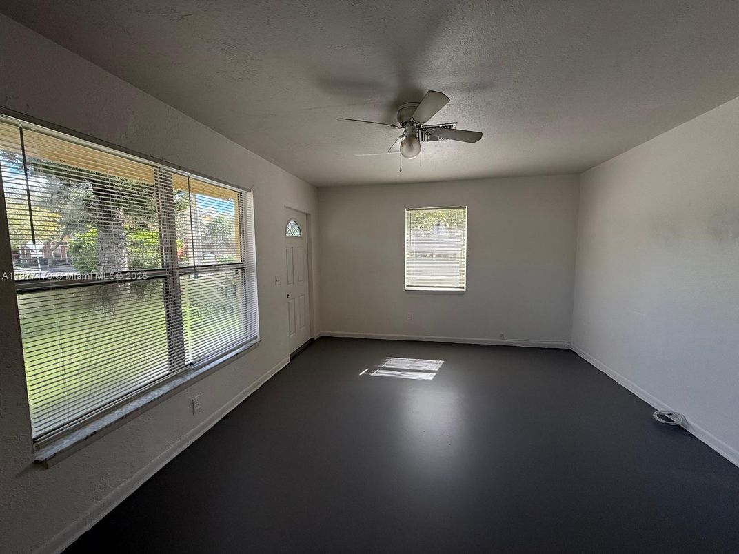 Empty room, Interior