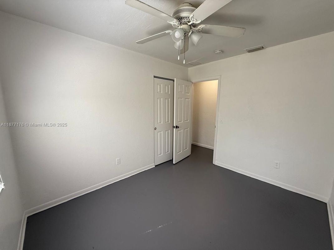 Empty room, Interior