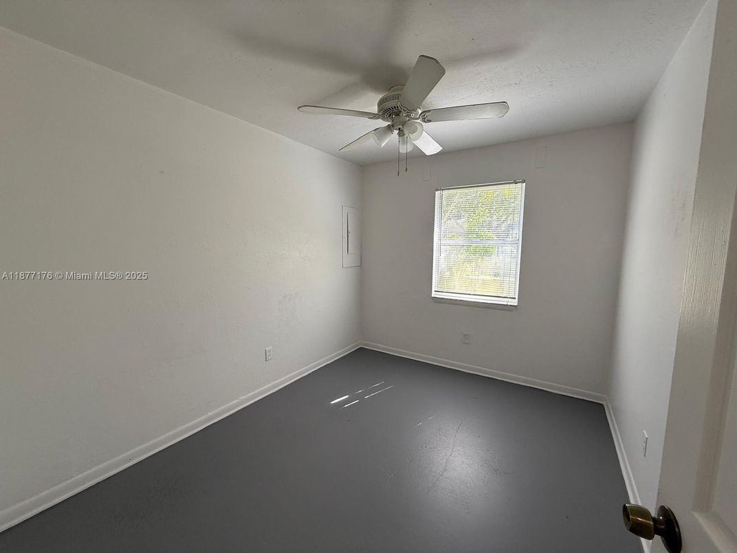 Empty room, Interior