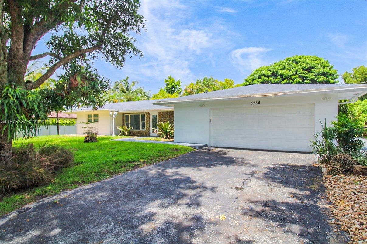 Attached, Exterior, Facade, Ranch