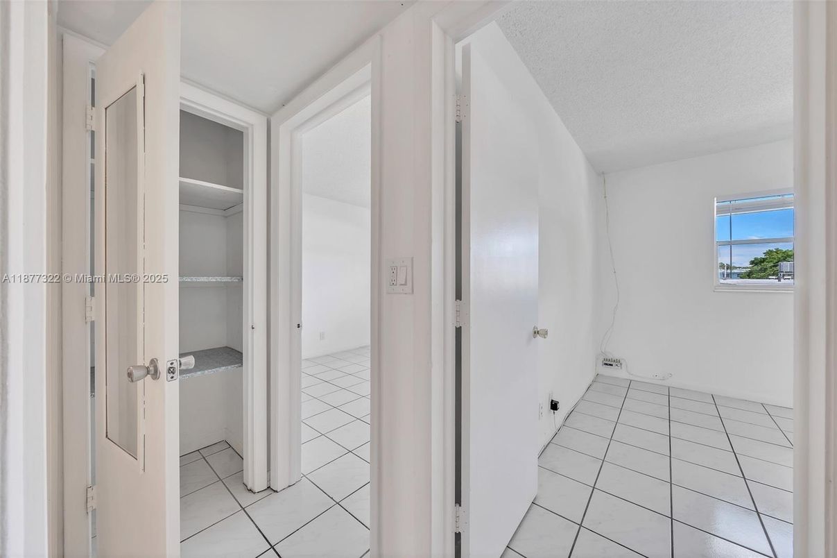 Empty room, Interior