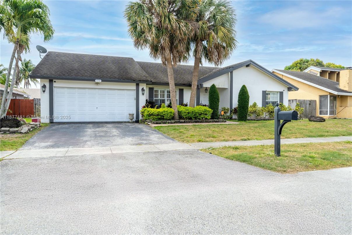 Attached, Exterior, Facade, Ranch