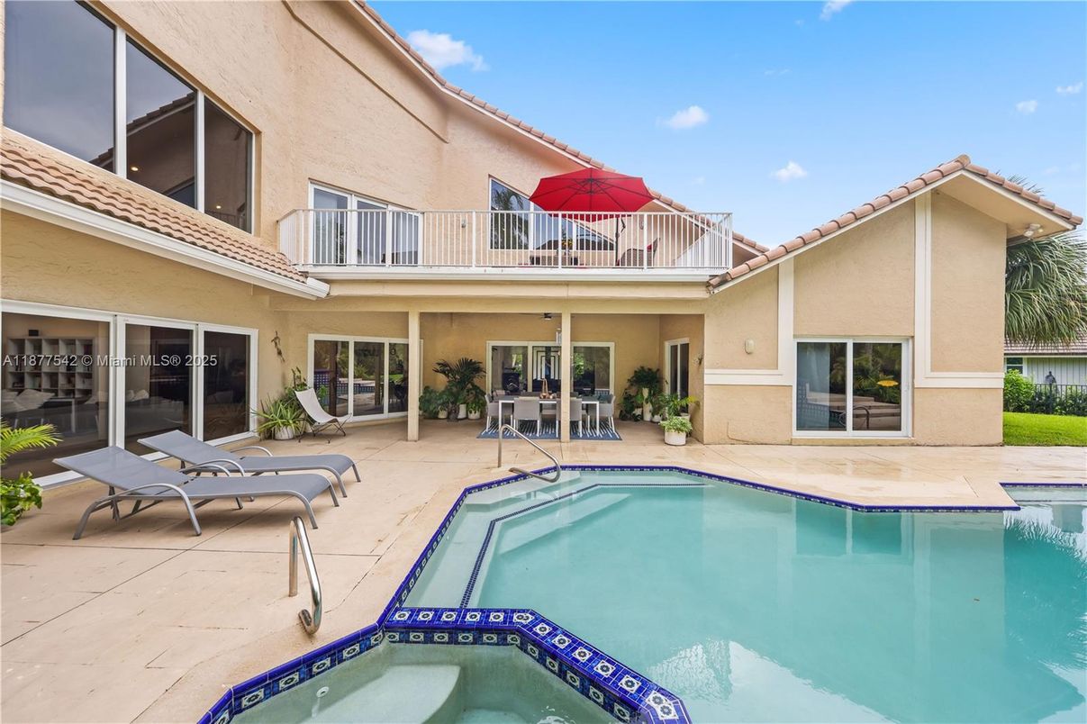 Exterior, Pool