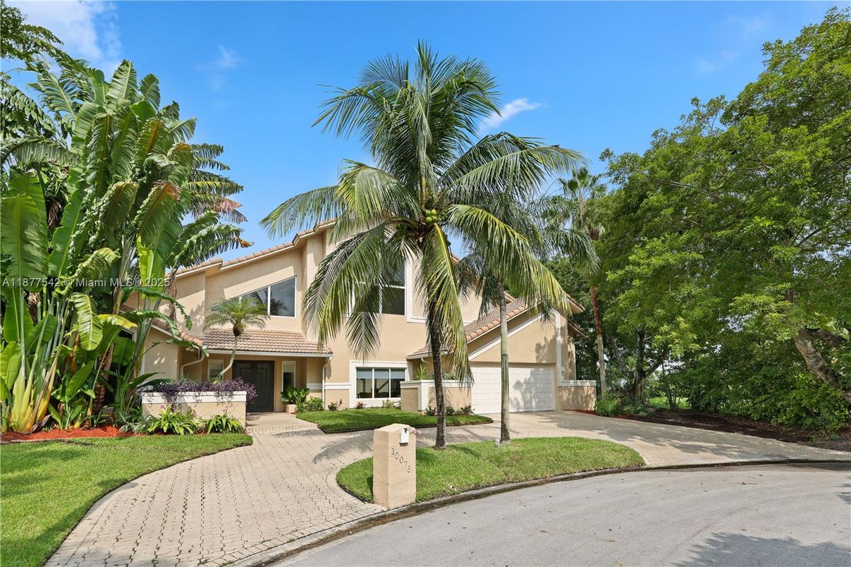 Attached, Exterior, Facade, Mediterranean