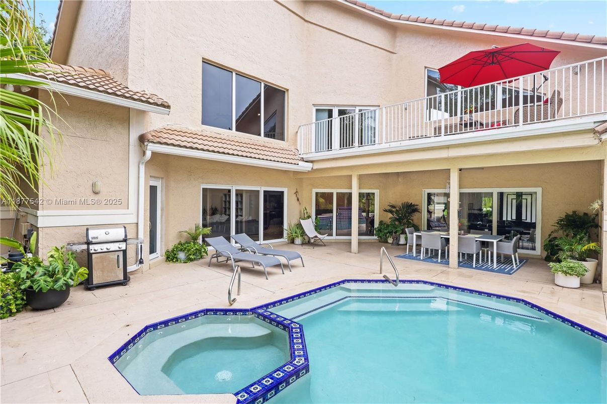 Exterior, Pool