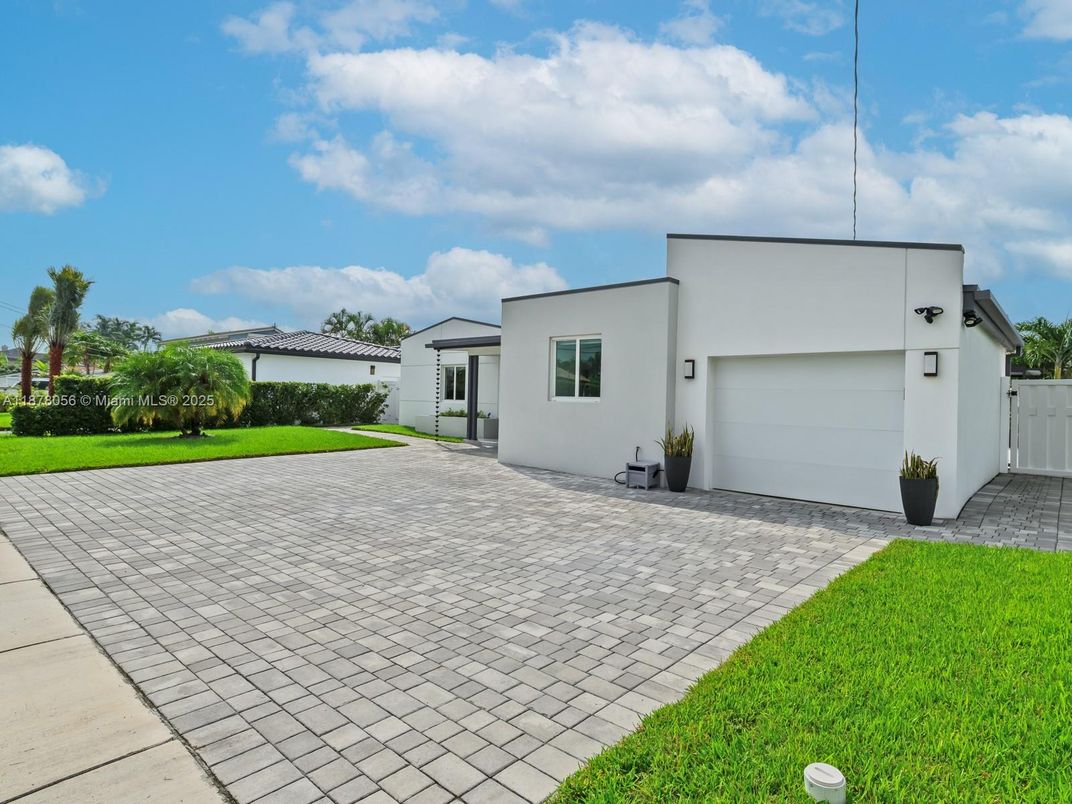 Attached, Exterior, Facade, Modern