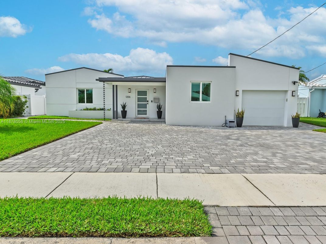 Attached, Exterior, Facade, Modern