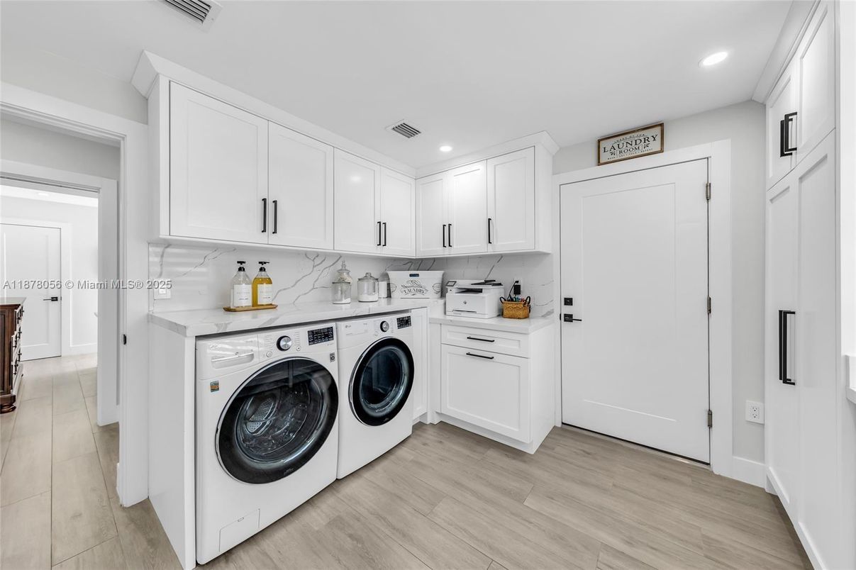 Interior, Recessed Lighting, Washer, Wood Texture Flooring
