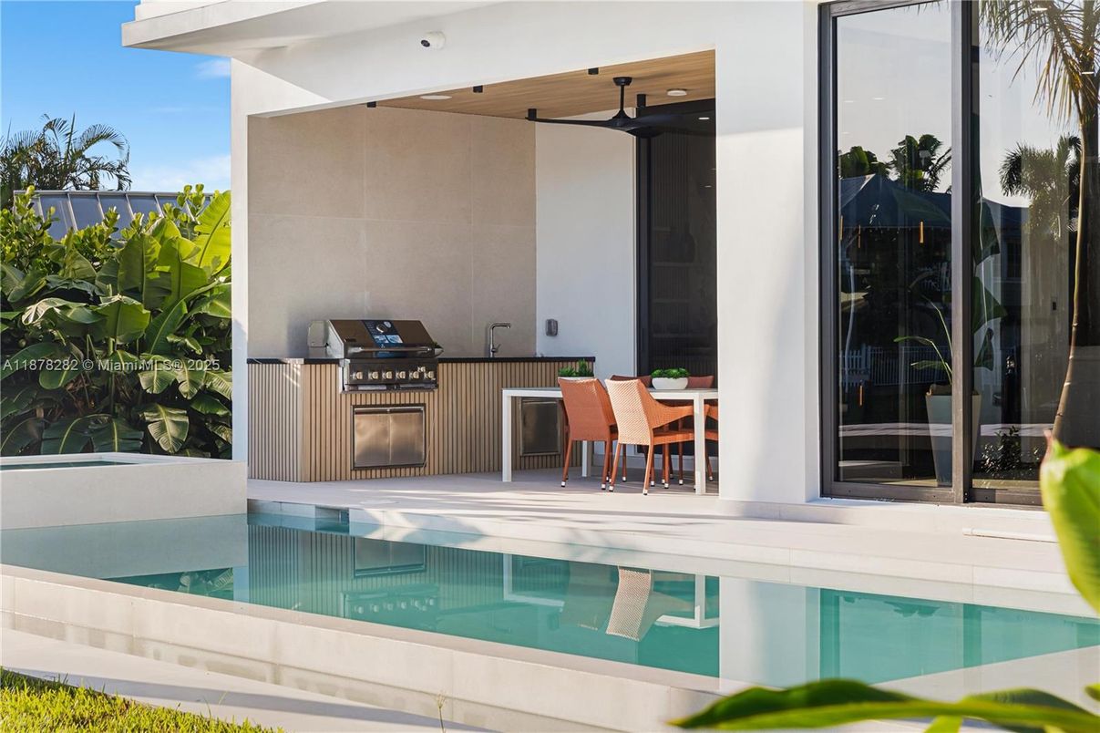 Exterior, Pool