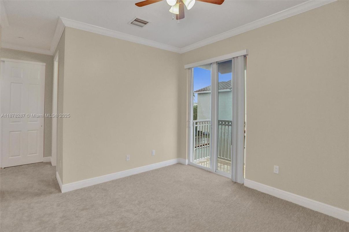 Empty room, Interior