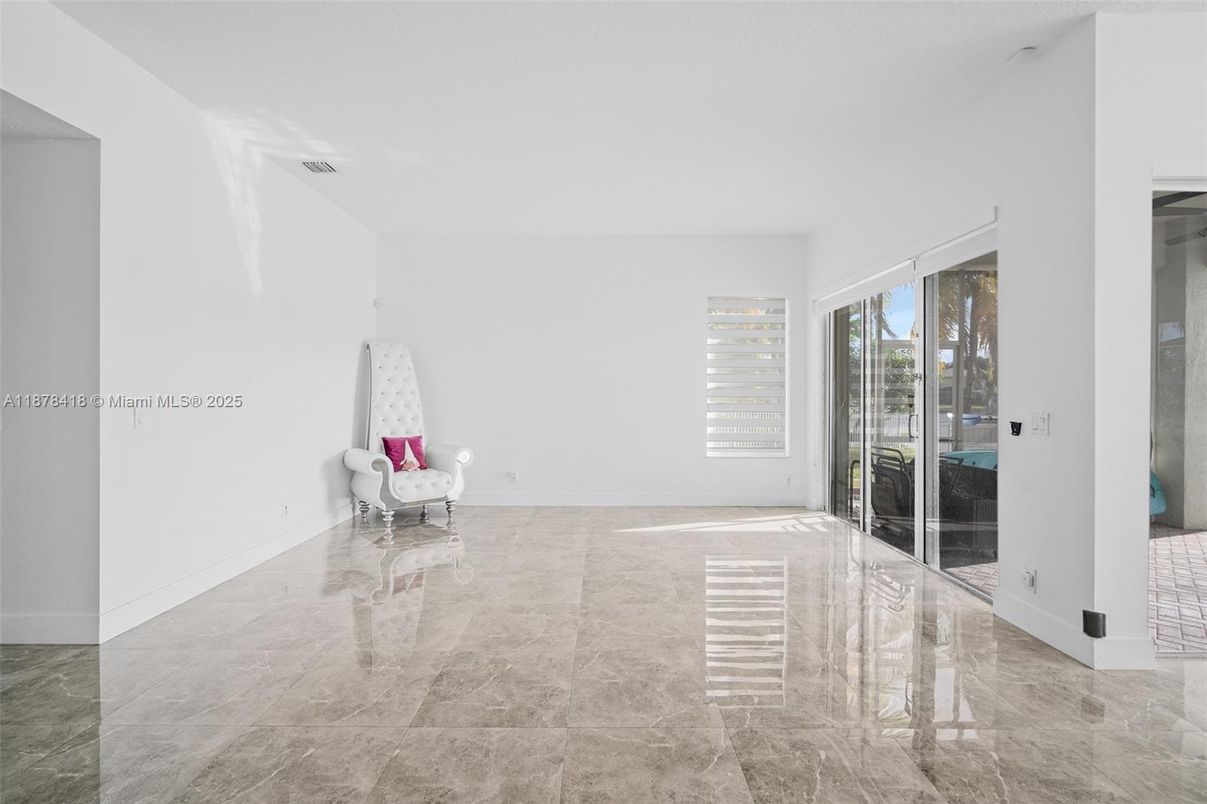 Empty room, Interior