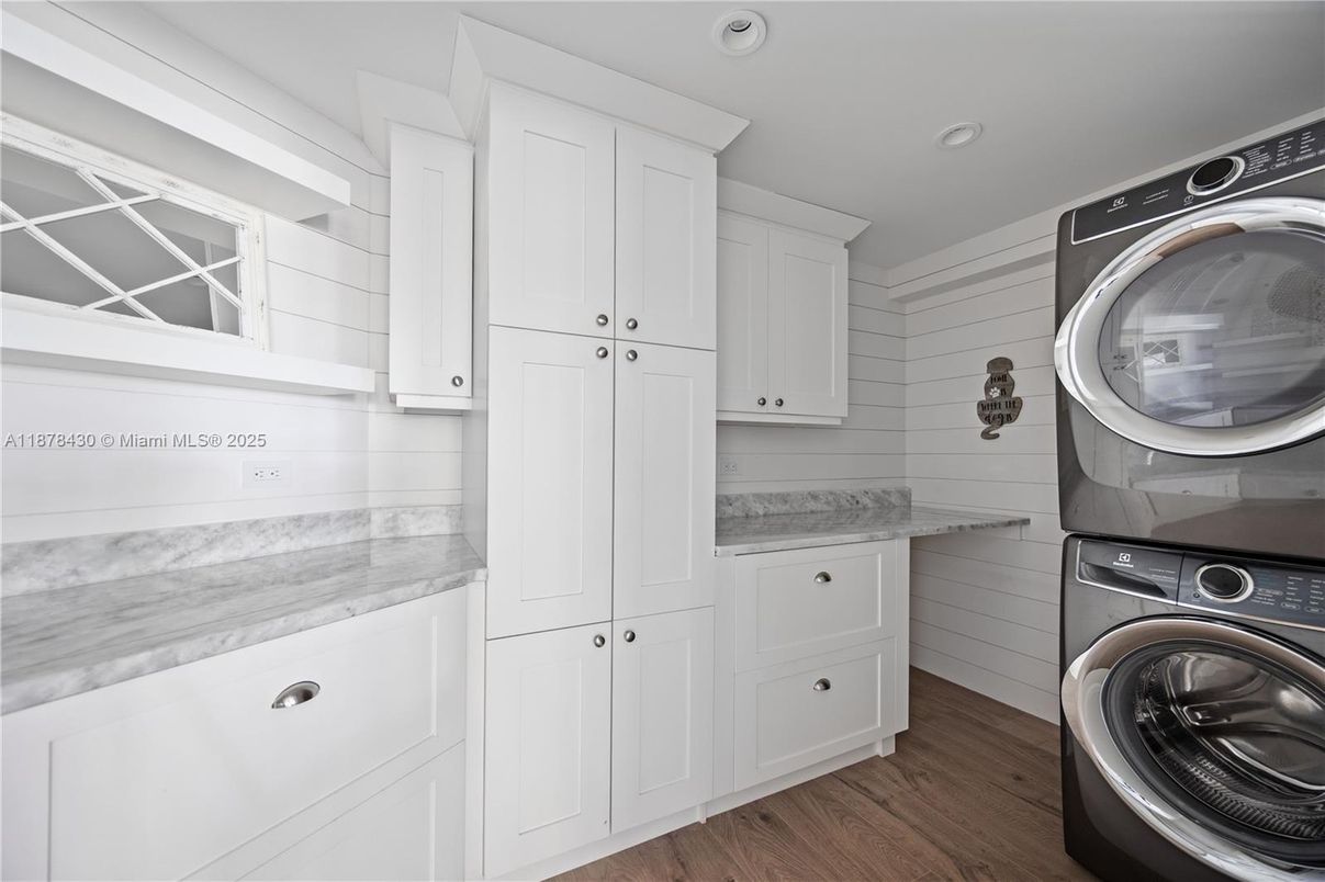 Interior, Recessed Lighting, Washer, Wood Texture Flooring