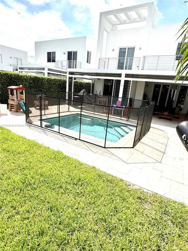 Exterior, Pool