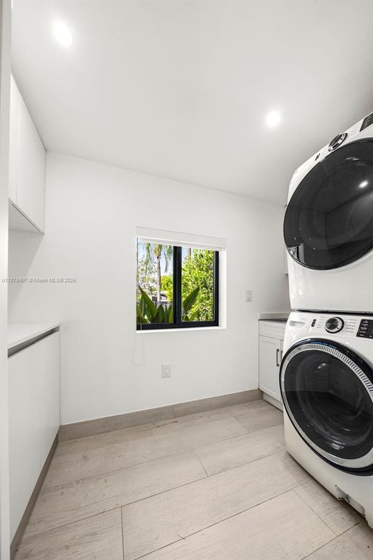 Interior, Recessed Lighting, Washer, Wood Texture Flooring