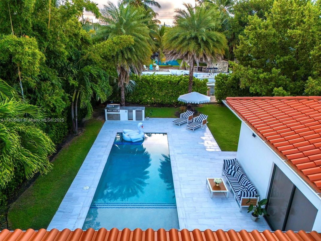 Exterior, Outdoor Kitchen, Pool