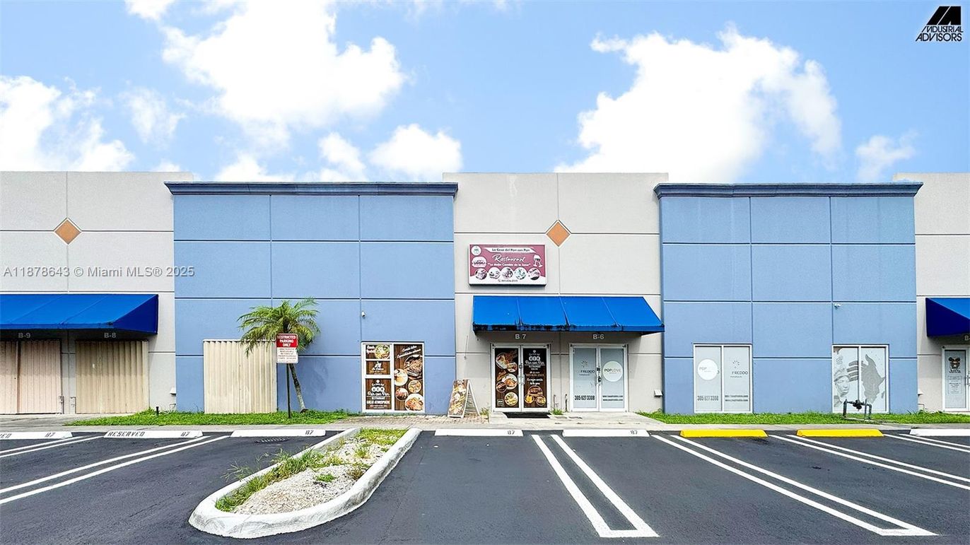 Exterior, Facade, Modern