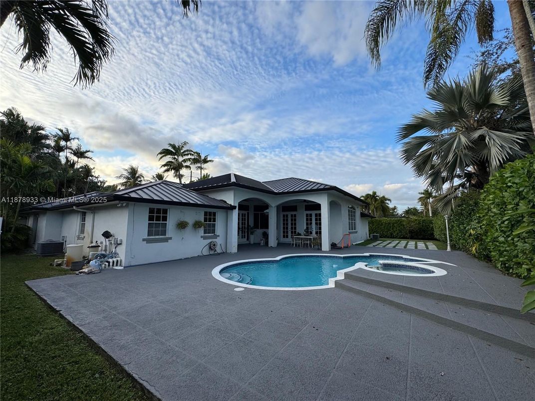 Exterior, Pool