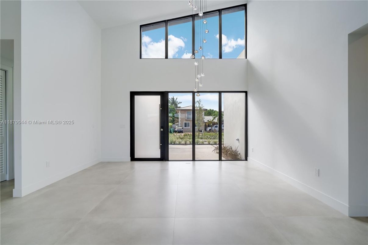 Empty room, Interior