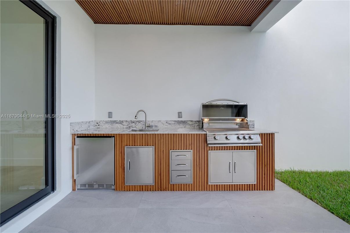 Exterior, Outdoor Kitchen