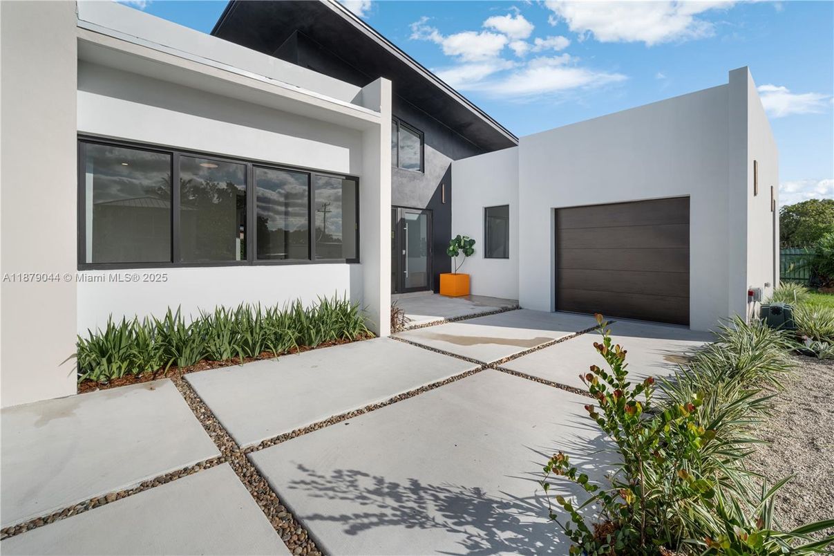 Attached, Exterior, Facade, Modern