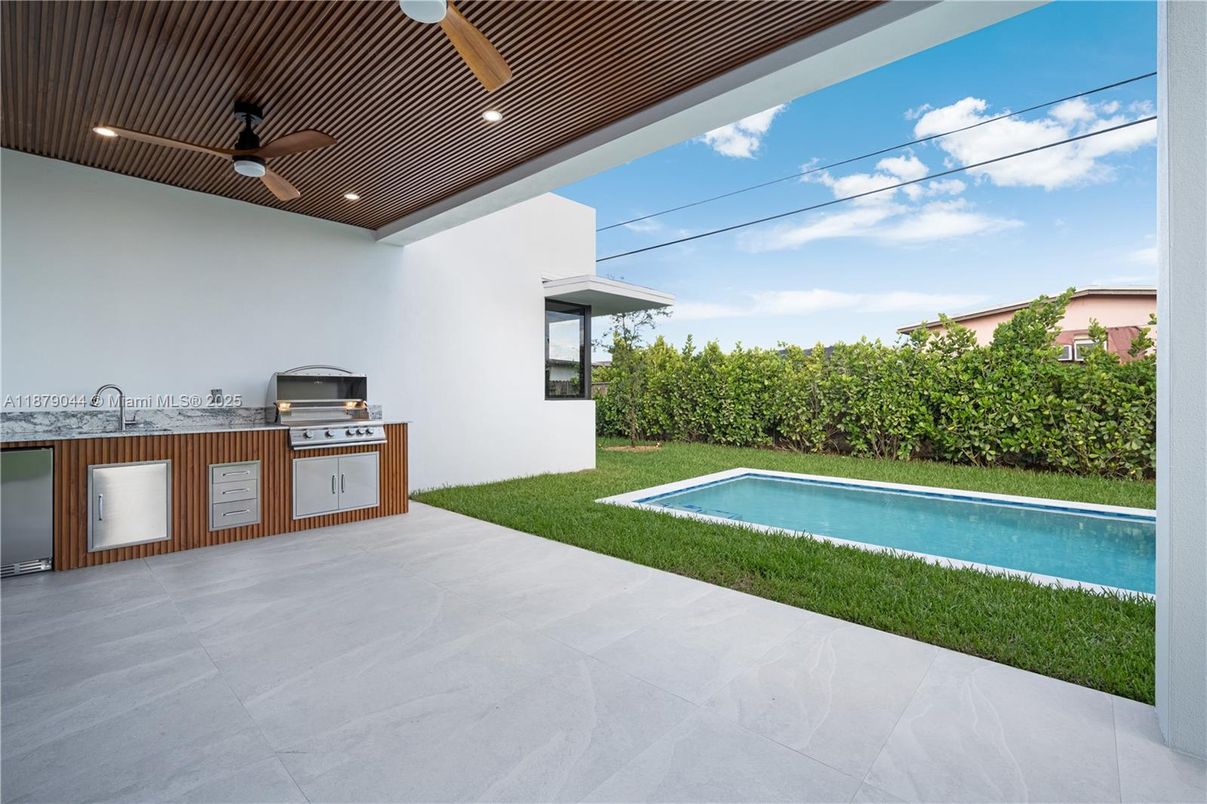Exterior, Outdoor Kitchen, Pool
