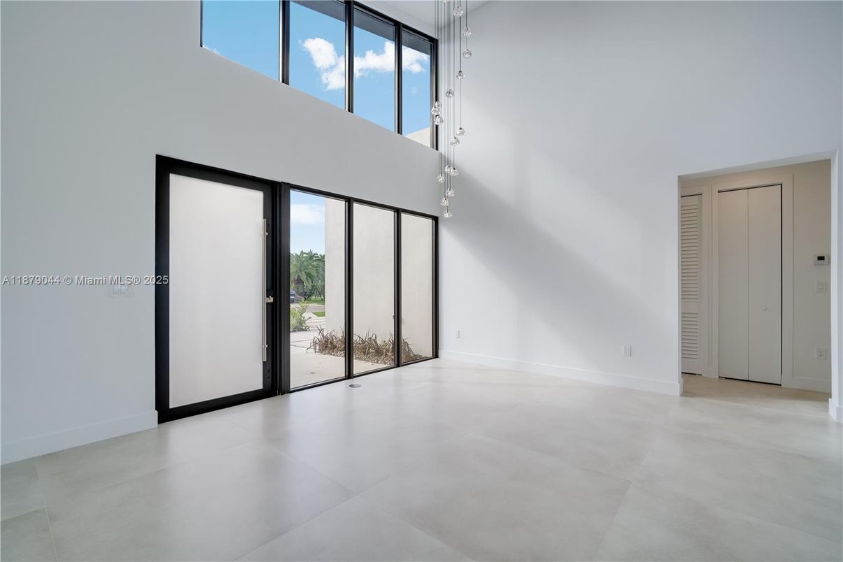 Empty room, Interior