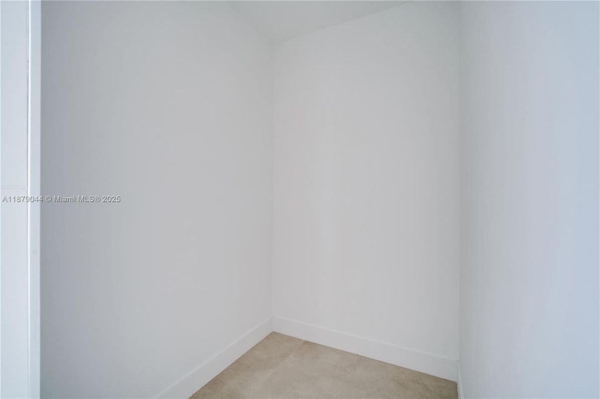 Empty room, Interior