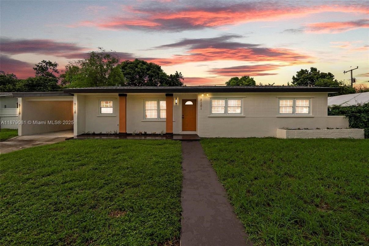 Backyard, Exterior, Facade, Ranch