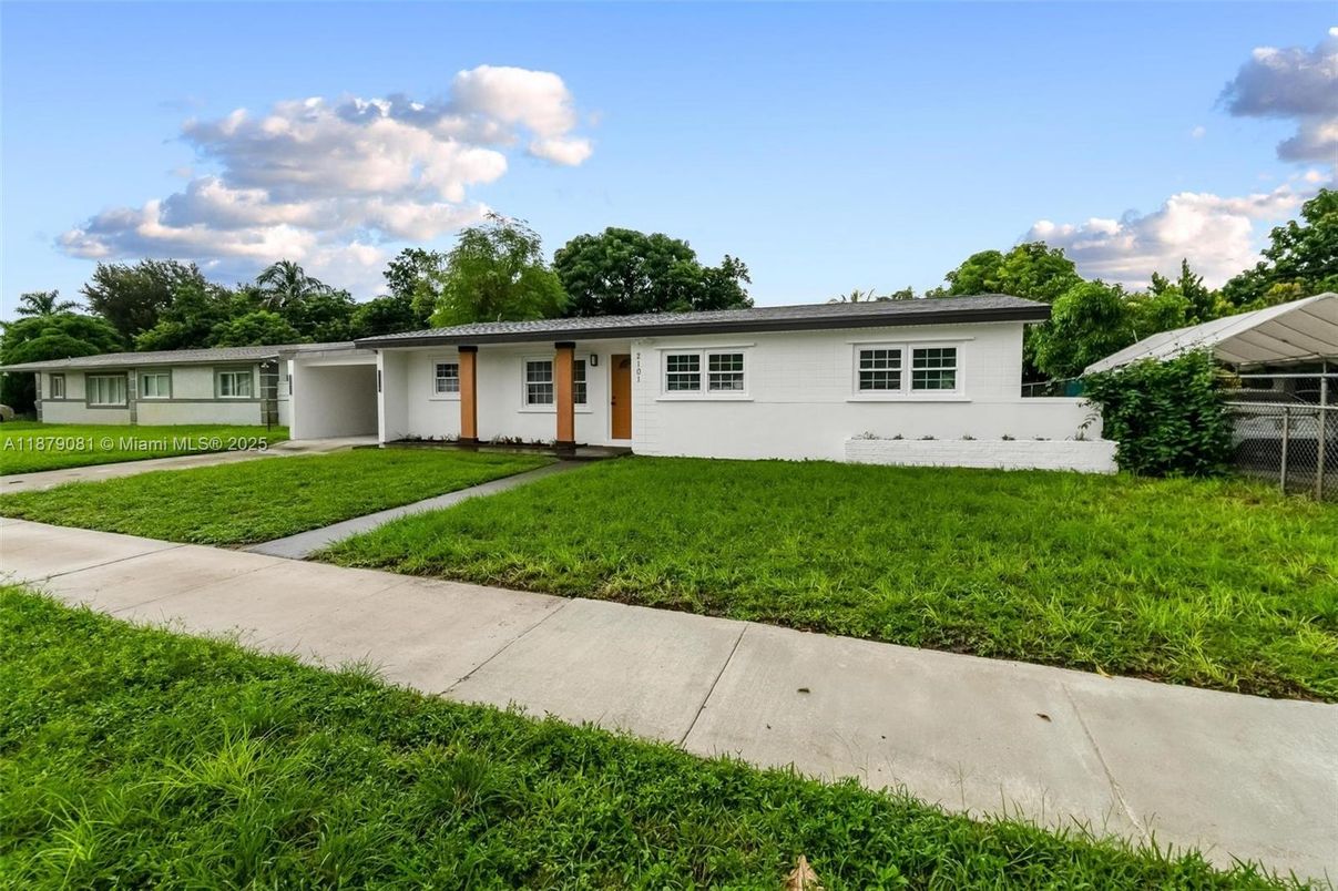 Backyard, Exterior, Facade, Ranch