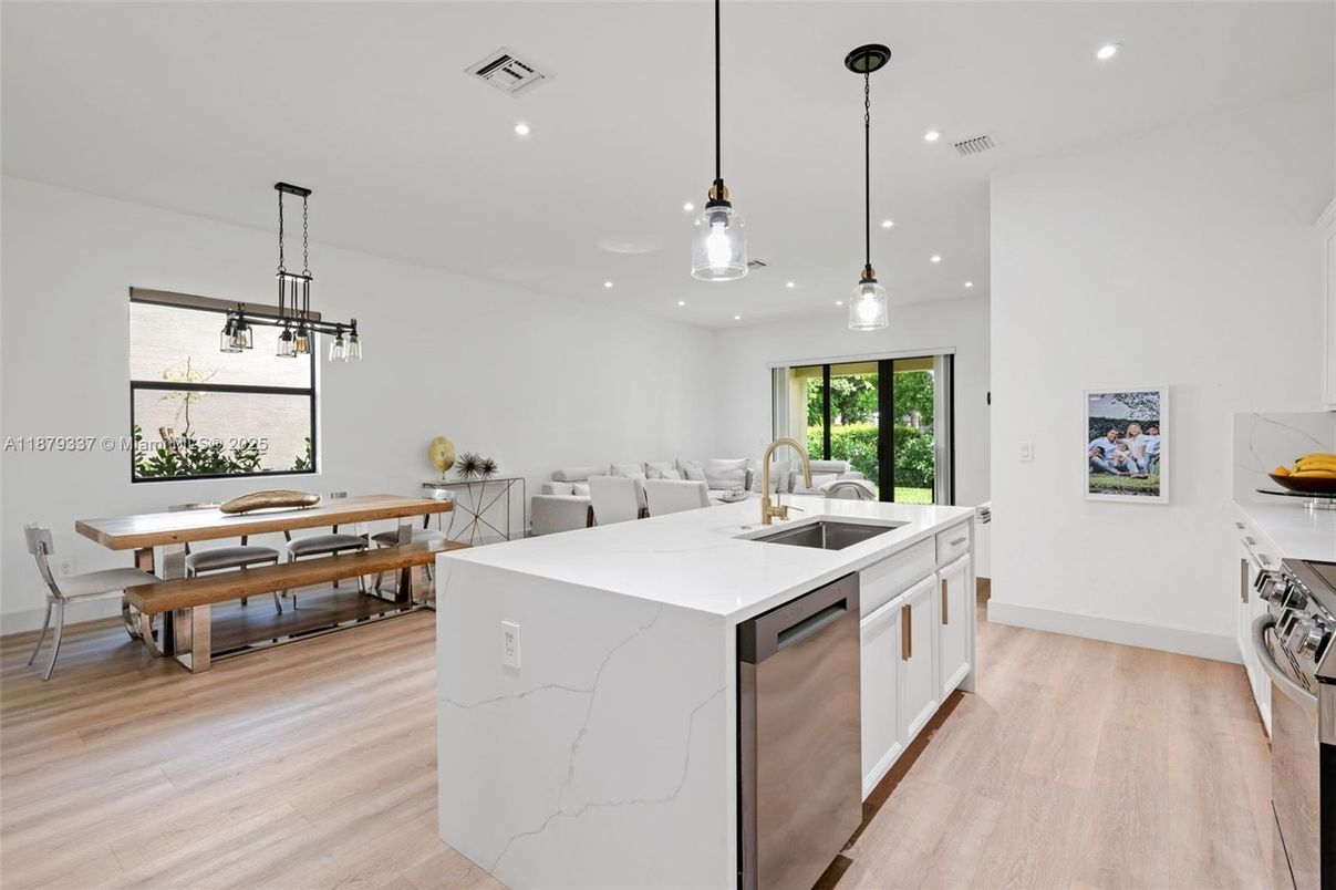 Dining room, Interior, Kitchen, Pendant Lights, Recessed Lighting, Wood Texture Flooring