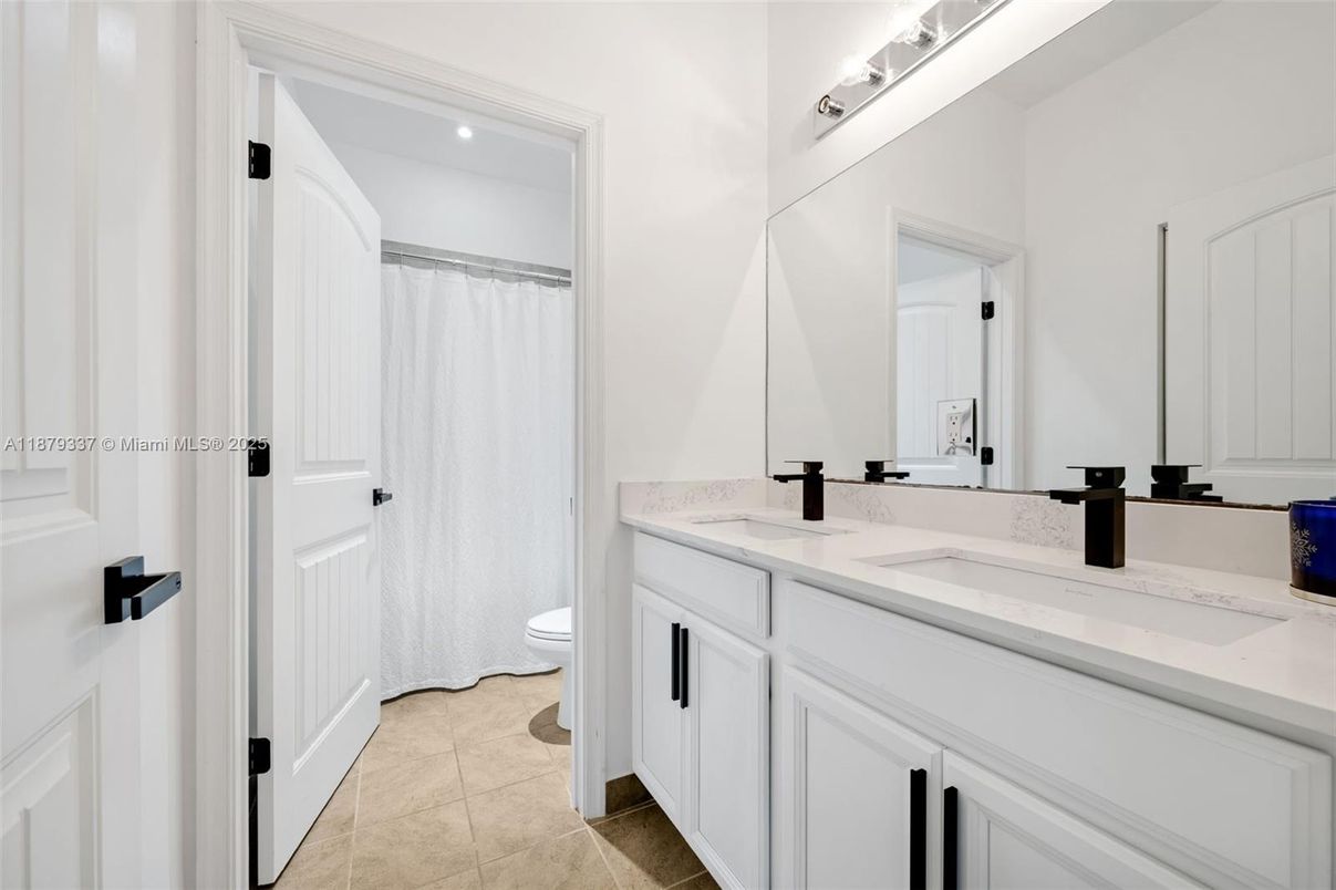 Bathroom, Dual Sink Vanities, Interior, Recessed Lighting