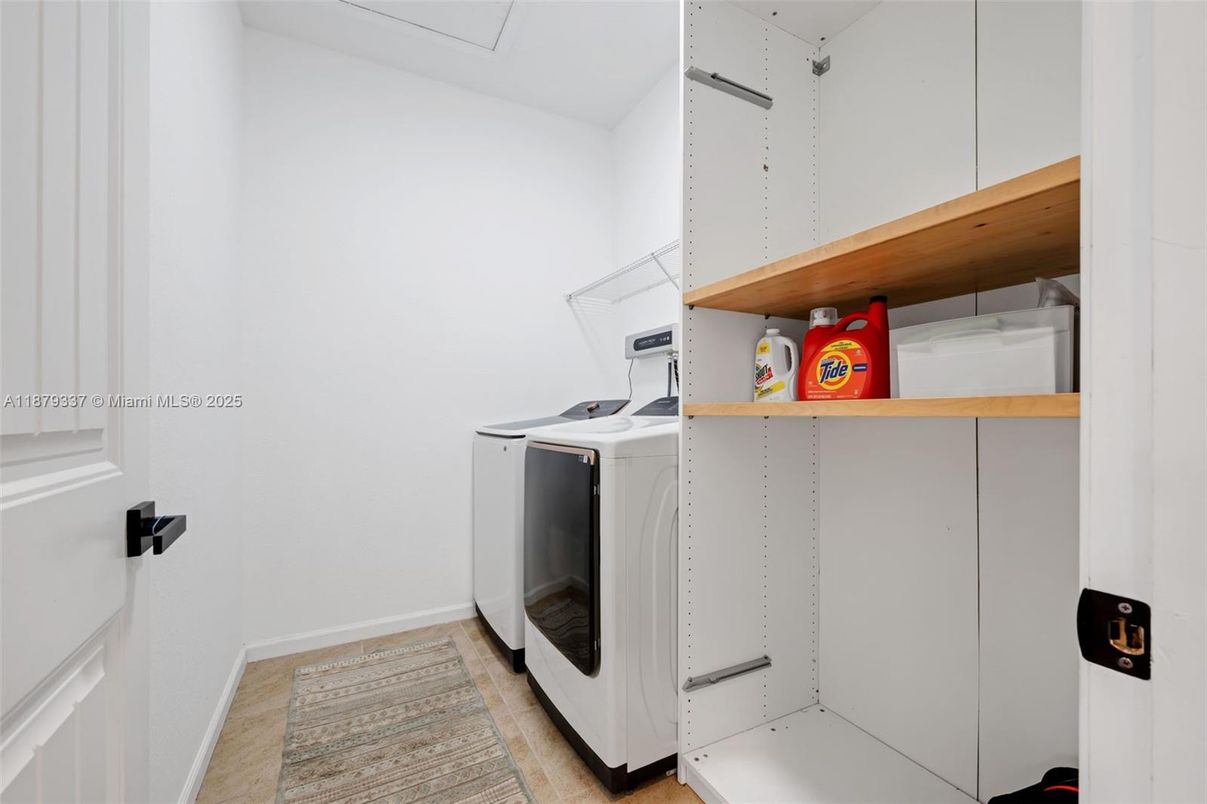 Interior, Washer, Wood Texture Flooring