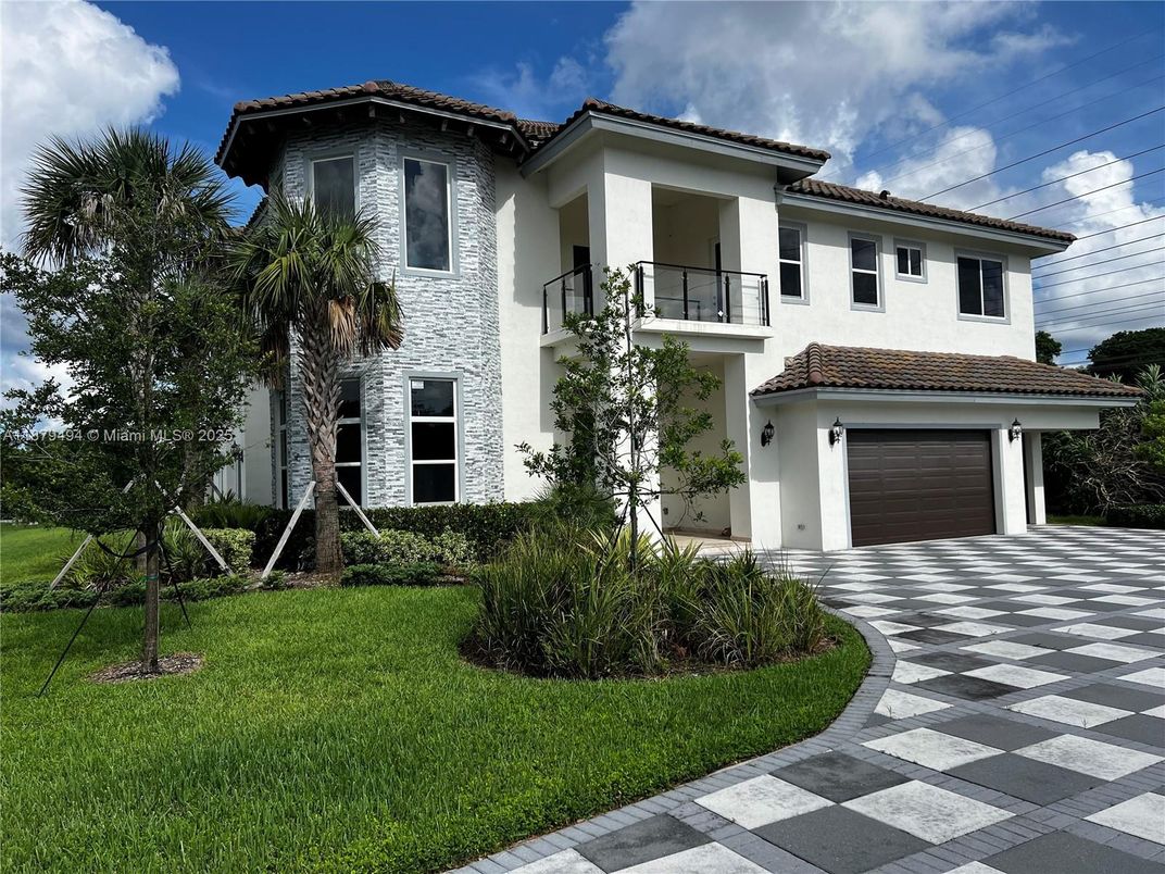 Attached, Exterior, Facade, Mediterranean