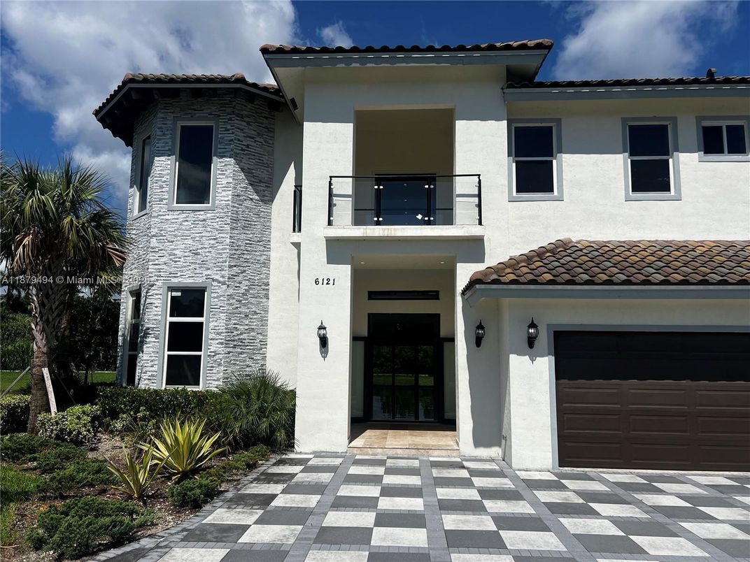 Attached, Exterior, Facade, Mediterranean