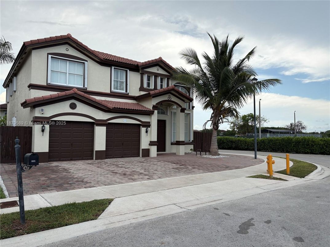 Attached, Exterior, Facade, Mediterranean