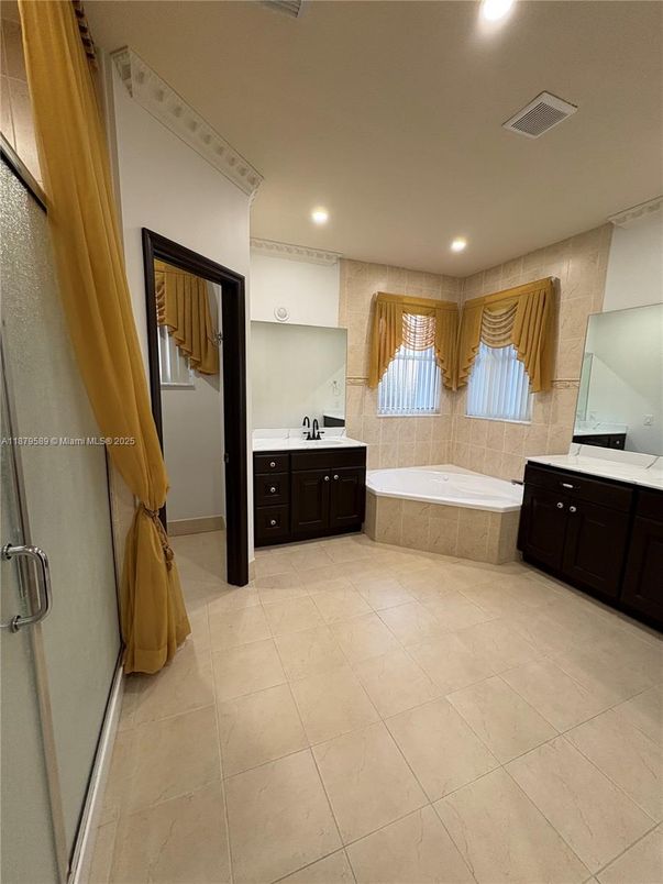 Bathroom, Dual Sink Vanities, Interior, Recessed Lighting