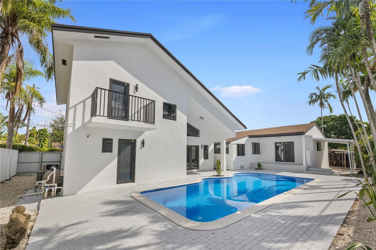 Exterior, Pool