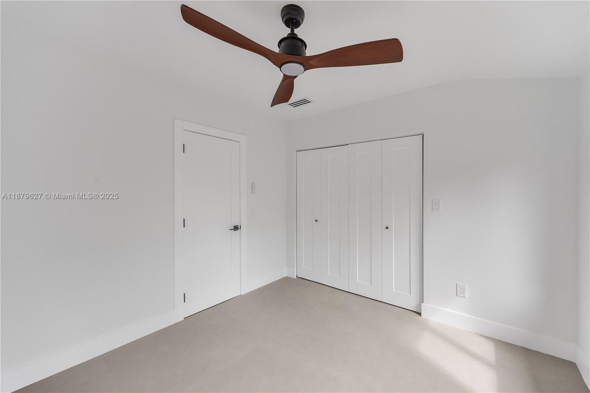 Empty room, Interior