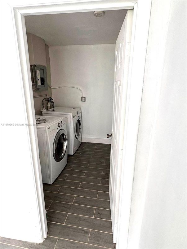 Interior, Washer, Wood Texture Flooring