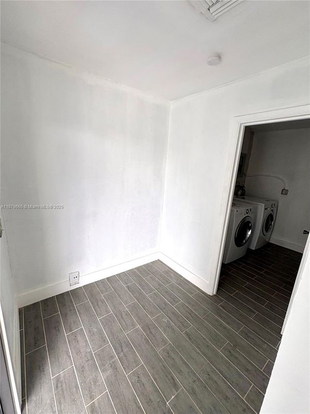 Interior, Washer, Wood Texture Flooring