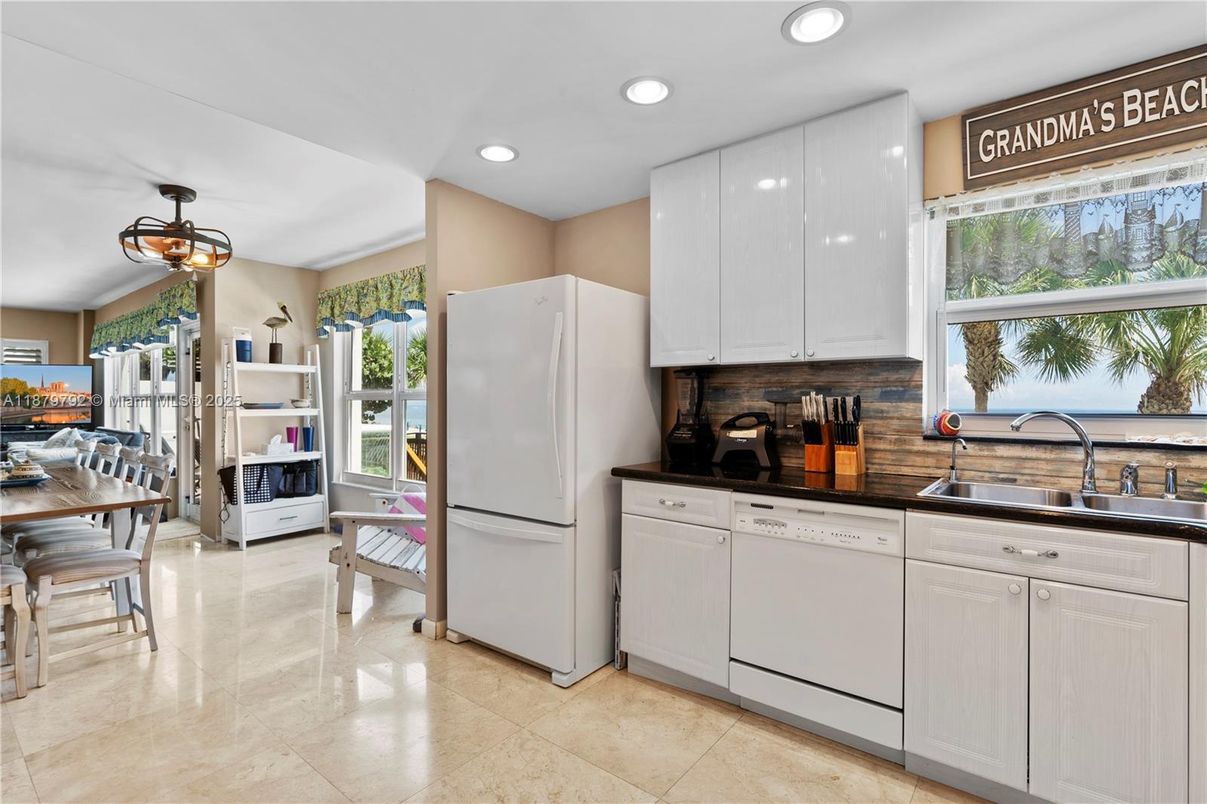 Dining room, Interior, Kitchen, Recessed Lighting
